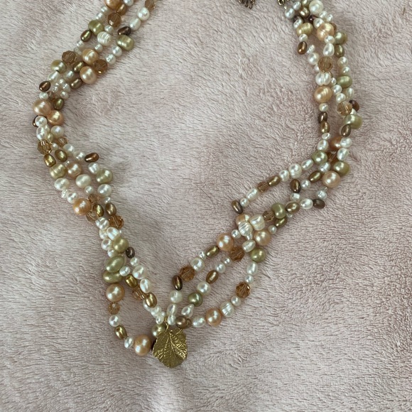 Natural pearl and Swarovski crystal triple strand necklace with gold leaf - Picture 6 of 10